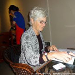 SO! Here I am studying at a Kiwi Cafe... how the hell can I immerse myself in Chinese? Fortunately, the workers here are Chinese and do not seem to speak English.